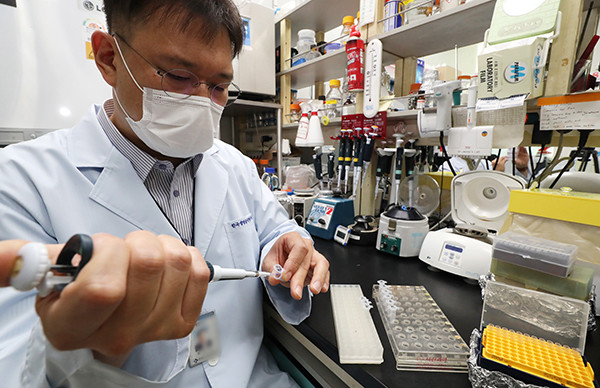 지난 8월 29일 오전 대전 유성구 한국생명공학연구원 본원에서 연구원들이 코로나19 치료제·백신 개발에 몰두하고 있다. (사진=식약처)