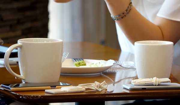 환경부는 24일 2030년이 되면 1회용 비닐봉투와 쇼핑백은 모든 업종에서 사라질 것이라고 전했다. 사진은 서울 시내 한 카페 내에서 고객들이 머그잔으로 커피를 마시고 있다.(사진=연합뉴스)