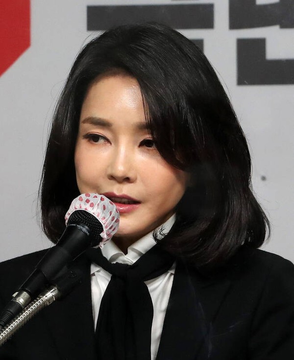 김건희 “남편 윤석열 너무 순진…노무현 영화 보고 혼자 2시간 울어”
