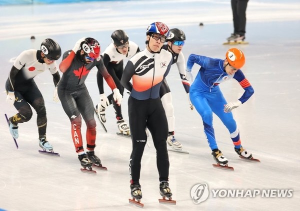 한국 쇼트트랙 대표팀 황대헌이 9일 오후 중국 베이징 캐피털 실내 경기장에서 열린 2022 베이징 동계올림픽 쇼트트랙 남자 1500m 준준결승 2조 경기에서 1위로 결승선을 통과하고 있다. 