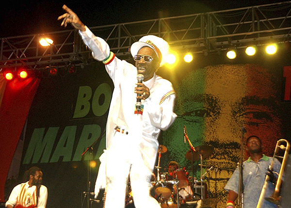 지난 2005년 자메이카 킹스턴에서 열린 레게 기념 콘서트에서 노래하는 버니 웨일러의 모습. (사진=AP/연합뉴스)