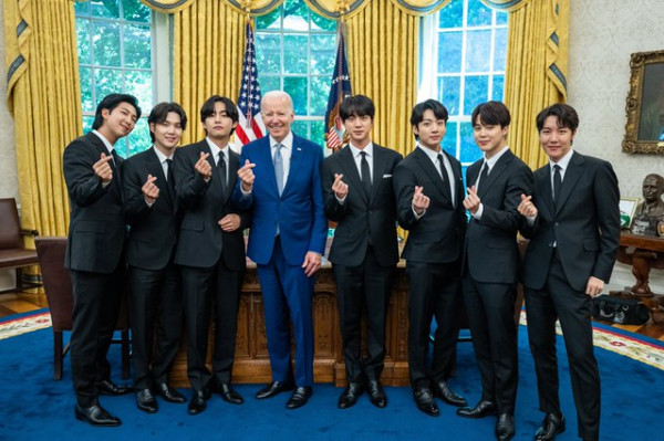 바이든 대통령과 백악관에서 회동한 뒤 찍은 사진을 BTS가 공개했다. [사진=BTS 트위터 켑쳐]