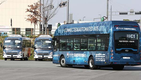 국토부와 한국교통연구원이 지난해 11월 세종시 일대에서 자율주행 버스를 C-ITS(차세대 지능형 교통체계)로 관제해 수요에 맞게 탄력적으로 운행하는 ‘자율협력 대중교통시스템’ 시연 행사를 하고 있다.[사진=연합뉴스]