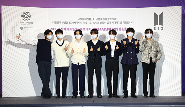 그룹 방탄소년단(BTS)이 19일 서울 용산구 하이브에서 열린 2030 부산엑스포 홍보대사 위촉식에서 홍보대사로 위촉된 후 기념촬영을 하고 있다.(사진=국무조정실)