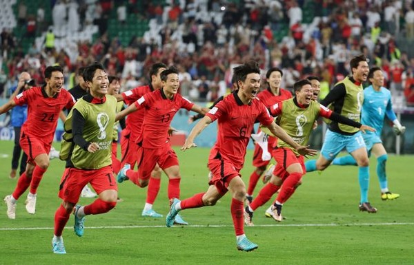 3일 오전(한국시간) 카타르 알라이얀의 에듀케이션 시티 스타디움에서 열린 2022 카타르 월드컵 조별리그 H조 3차전 대한민국과 포르투갈 경기에서 승리를 거두며 16강 진출에 성공한 대표팀이 기뻐하며 그라운드를 달리고 있다. 연합뉴스