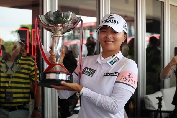 5일 싱가포르 센토사 골프클럽에서 열린 LPGA 투어 HSBC 위민스 월드 챔피언십에서 우승한 고진영이 트로피를 들어올리고 있다./AFP 연합뉴스