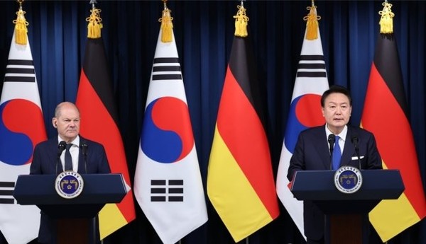 윤석열 대통령과 올라프 숄츠 독일 총리가 21일 서울 용산 대통령실에서 한독 정상회담 공동 기자회견을 하고 있다.