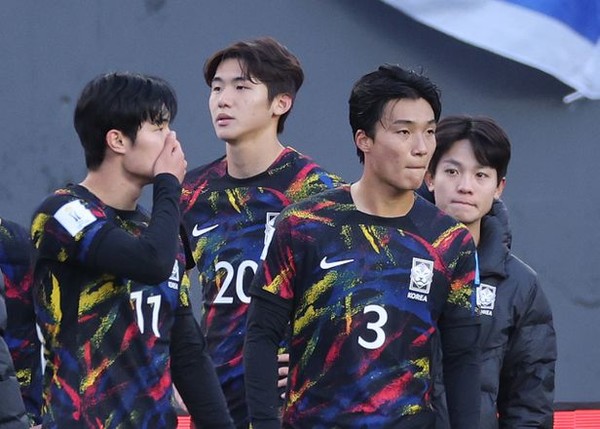 11일(현지시간) 오후 아르헨티나 라플라타 스타디움에서 열린 2023 국제축구연맹(FIFA) 20세 이하(U-20) 월드컵 3·4위전 한국과 이스라엘의 경기에서 1-3으로 패한 한국 선수들이 아쉬워하고 있다./연합뉴스