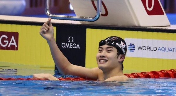 황선우가 24일 일본 후쿠오카 마린 메세 후쿠오카홀에서 열린 2023 세계수영선수권 남자 자유형 200m 준결승에서 1위를 차지한 뒤 미소를 짓고 있다.