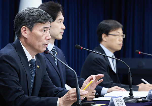 박구연 국무조정실 국무1차장이 18일 정부서울청사에서 열린 일본 후쿠시마 원전 오염수 방류 관련 일일 브리핑에서 취재진의 질문에 답하고 있다. (사진=국무조정실)