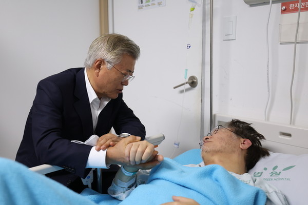 문재인 전 대통령이 19일 오후 서울 중랑구 녹색병원을 방문해 입원 중인 이재명 더불어민주당 대표를 만나고 있다.