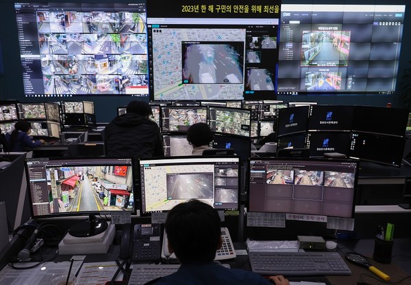 23일부터 11월 3일까지 올해 3회차 재난대응 안전한국훈련이 실시된다. 사진은 서울 강남도시관제센터에서 관제요원들이 CCTV를 통해 다중밀집지역 안전을 모니터링하고 있다. 행안부)