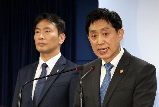 김주현 금융위원장(오른쪽)과 이복현 금융감독원장이 브리핑을 하고 있다.