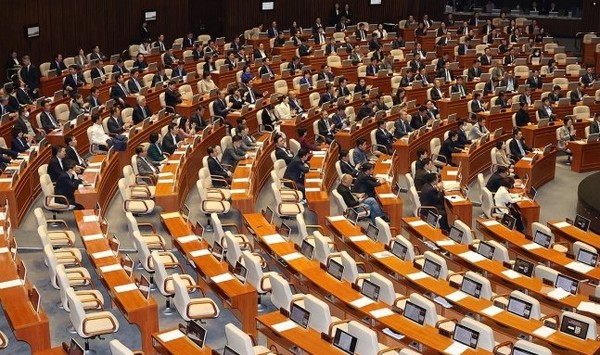 9일 국회 본회의에서 야당 의원들이 표결 결과를 보고 있다. 국민의힘 의원들은 퇴장했다. 노란봉투법과 방송3법은 이날 야당 단독으로 통과됐다.