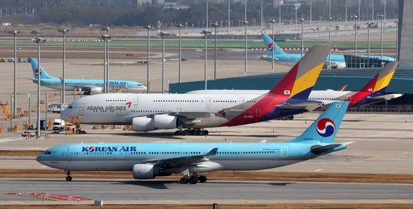 인천국제공항 전망대에서 바라본 계류장에 대한항공과 아시아나항공기가 주기하고 있다.(ⓒ뉴스1)
