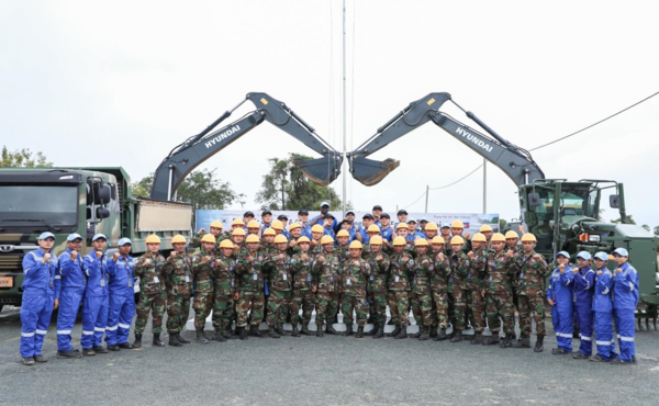 한국 교관단과 캄보디아 교육생이 지난 11월, 캄보디아 프놈펜 인근 껌뽕스푸에서 유엔-한국-캄보디아 삼각협력(TPP*) 공병훈련을 시작화며 기념촬영을 하고 있다.