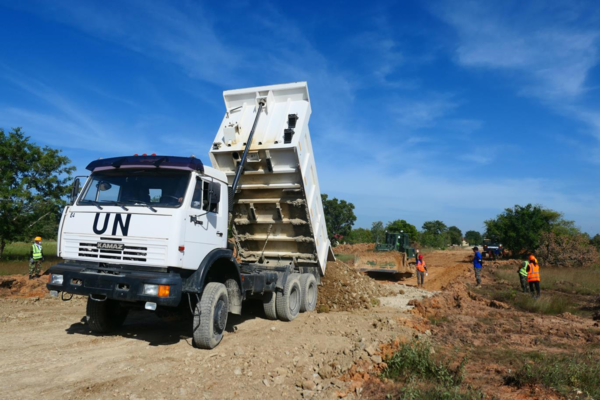 캄보디아 교육생이 지난 11월, 캄보디아 프놈펜 인근 껌뽕스푸에서 한국군 교관 통제하에 유엔 PKO 활동간 보급로 개설 훈련을 받으며 15톤 덤프트럭을 운용하고 있다.