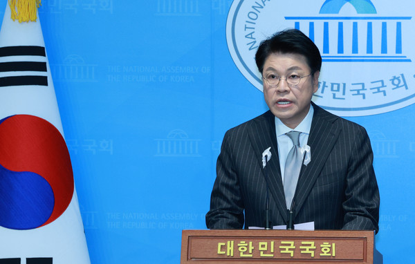 장제원 국민의힘 의원이 12일 오전 서울 여의도 국회 소통관에서 총선 불출마 관련 기자회견을 하고 있다. 사진=뉴시스