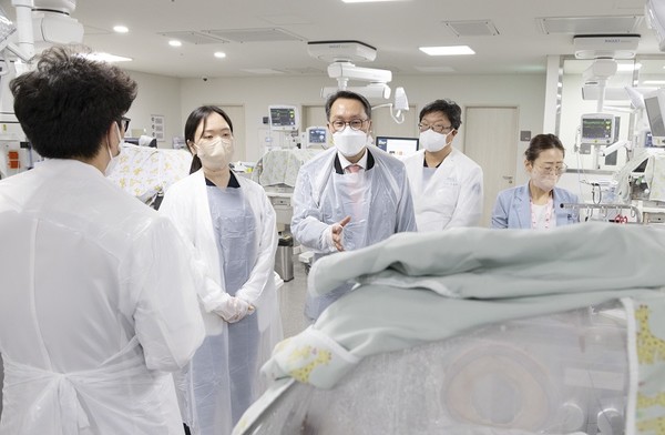 박민수 보건복지부 제2차관이 26일 오후 세종충남대학교병원 신생아집중치료 지역센터를 방문해 시설을 살펴보고 있다.(보건복지부 제공)