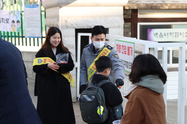 인천강화경찰서는 4일 어린이들의 안전한 등굣길 조성을 위해 갑룡초등학교 어린이보호구역 내에서 신학기 등굣길 교통안전 캠페인을 실시하였다.