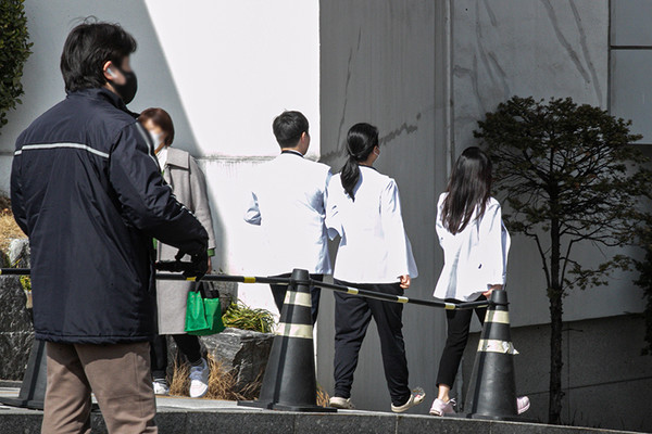 정부가 미복귀 전공의 확인을 위해 전국의 수련병원에 현장점검을 실시하는 4일 서울 시내의 한 대학병원에서 의료인들이 발걸음을 옮기고 있다. (뉴스1)