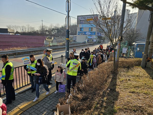 아산경찰서는  3월 13일, 새 학기 개학을 맞아 어린이 교통안전문화 확립 및 어린이보호구역 사고예방을 위한 교통안전 합동 캠페인을 남성초등학교에서 실시했다.