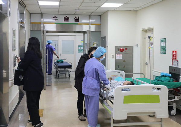 광주 동구 전남대병원에서 수술이 끝난 환자에게 의료진이 주의사항을 당부하고 있다. (뉴스1)