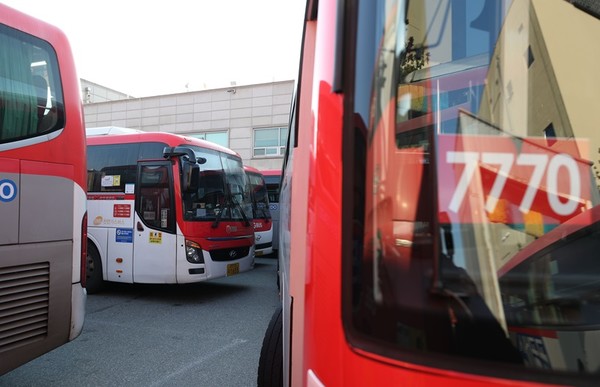 경기 수원시 권선구 경진여객운수 차고지에 광역버스들이 주차돼 있다. (뉴스1)