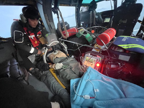 해양경찰은 헬기, 경비함, 해양경찰 실습함까지 총동원해 입체적 구조작전으로 20대 외국인 응급환자를 구조 했다.