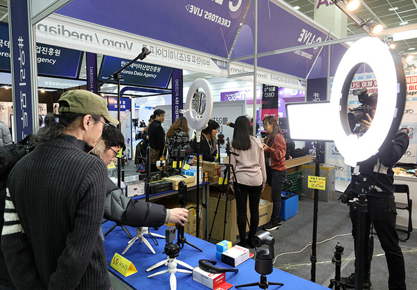 서울 강남구 코엑스에서 열린 ‘크리에이터스 라이브’에 1인 크리에이터를 위한 장비들이 전시돼 있다. (뉴스1)