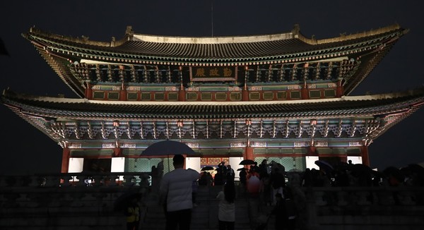 지난해 서울 경복궁을 찾은 시민들이 봄밤의 정취를 만끽하고 있는 모습. (뉴스1)