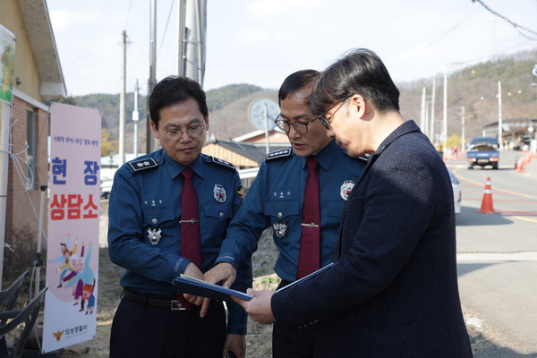 김철문 경북경찰청장은 3월 21일 의성군 사곡면 일대에서 개최되는 산수유마을 꽃맞이 행사장을 찾아, 현장 근무 직원들과 간담회를 가지고 축제현장 안전관리 상황을 점검하였다.