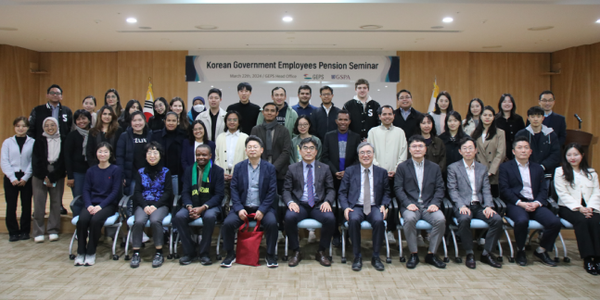 공무원연금공단은 22일 제주 본사에서 서울대학교 글로벌 행정대학원과 공동으로 ‘한국 공무원연금제도 세미나’를 개최하였다.
