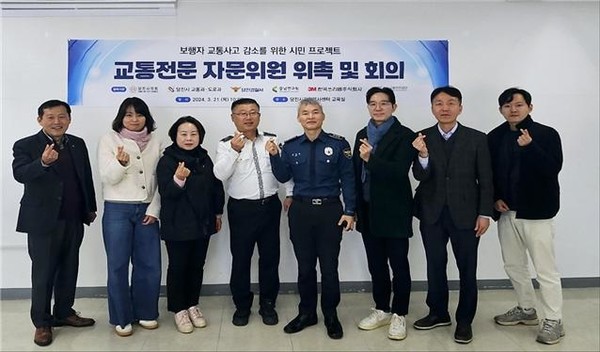 당진경찰서는 지난 21일 당진시 자원봉사센터에서 ‘보행자 교통사고 감소를 위한 시민 프로젝트’자문위원 위촉식 및 간담회를 개최했다고 밝혔다.