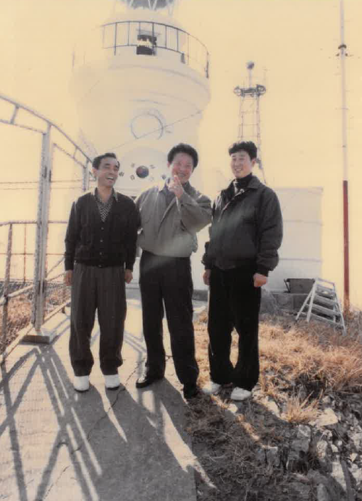 2대 故김창웅 주무관의 모습(‘95, 홍도등대 / 사진 가운데)