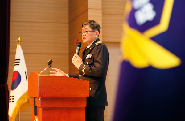 중부지방해양경찰청 제9대 김용진 중부청장이 25일 취임사를 하고있다.