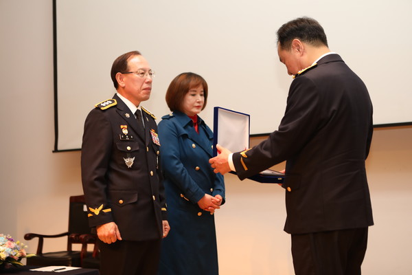 김병로 제8대 중부지방해양경찰청장이  퇴임식중 기념패를 받고있다
