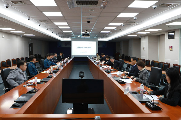 광주경찰청은 3월 28일  15:00, 5층 무등홀에서 한창훈 광주경찰청장, 권상로 인권위원회 위원장 및 위원 등 15명이 참석한 가운데 2024년 첫 정기회의를 개최했다.