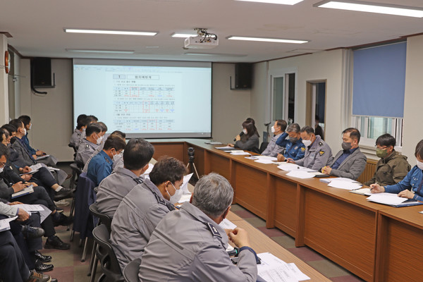 인천강화경찰서는 지난 29일 경찰서 2층 소회의실에서 범죄예방·대응 전략회의를 개최했다고 밝혔다